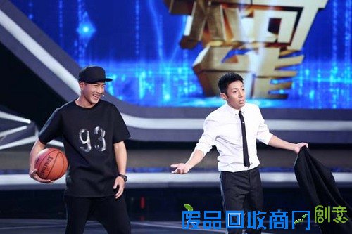 《挑战不可能》刘恺威把挖掘机当赛车开