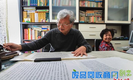 老人小楷抄红楼梦耗时2年5个月 从小就爱好书法木刻(图)