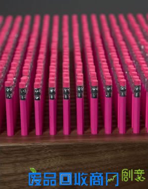 差满铅笔的长凳