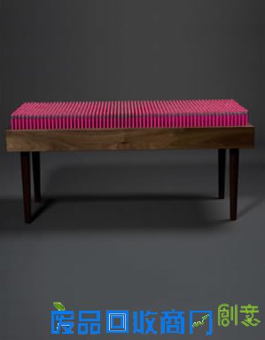 差满铅笔的长凳