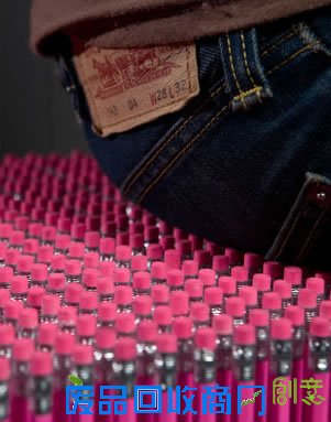 差满铅笔的长凳