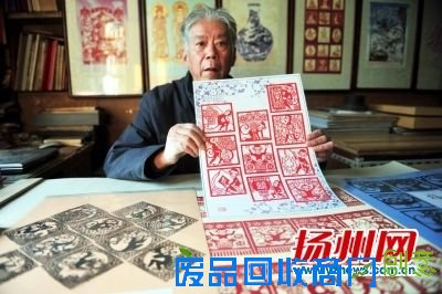 熊崇荣大师展示创作的《百猴图》。