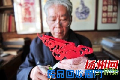 熊大师创作猴生肖立体剪纸。