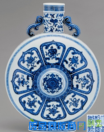 清乾隆时期的青花八吉祥纹双螭耳抱月瓶