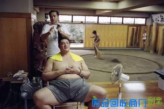 意大利摄影师实拍日本相扑“优雅巨人”