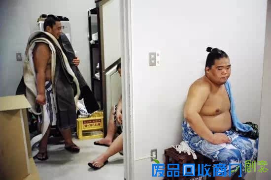 意大利摄影师实拍日本相扑“优雅巨人”