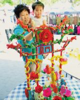 5月23日，河津市龙门村游人如织，一位抱小孩的游客正在观赏面塑作品。当日，河津市第十四届大禹文化节在龙门村隆重开幕，文艺表演、趣味运动会、面塑制作等各种文化活动，吸引了当地及周边县市的上万人前来游玩。