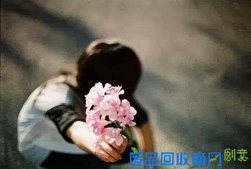 伤感的句子：活在这个冷漠的世间 用时间来淹没一切