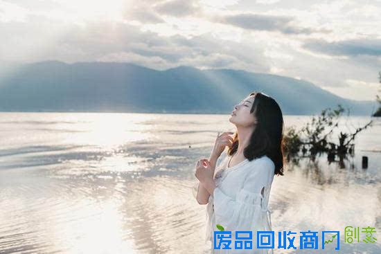 伤感的句子：活在这个冷漠的世间 用时间来淹没一切