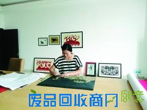 民间艺人痴迷剪纸30年希望后辈传承技艺(图)