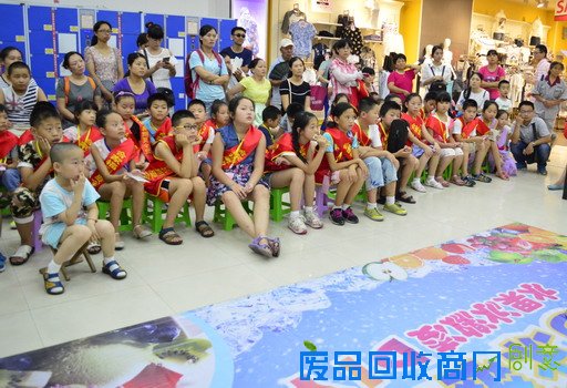 小朋友们耐心听老师讲解