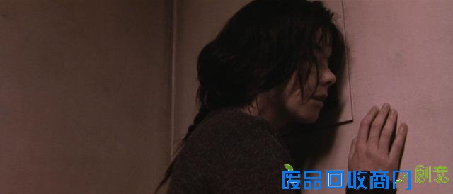 黑暗中的舞者:深夜工厂舞蹈