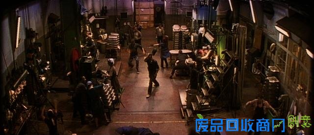 黑暗中的舞者:深夜工厂舞蹈