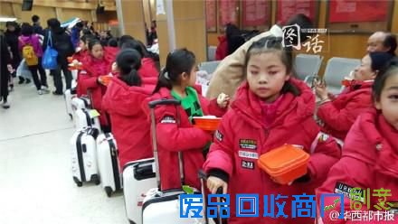 小演员备战春晚啃馒头 网友直呼心痛(2)