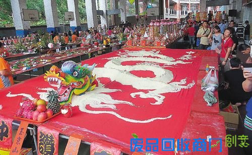 基隆中元普度大典 鸵鸟迎宾600斤米龙吸睛