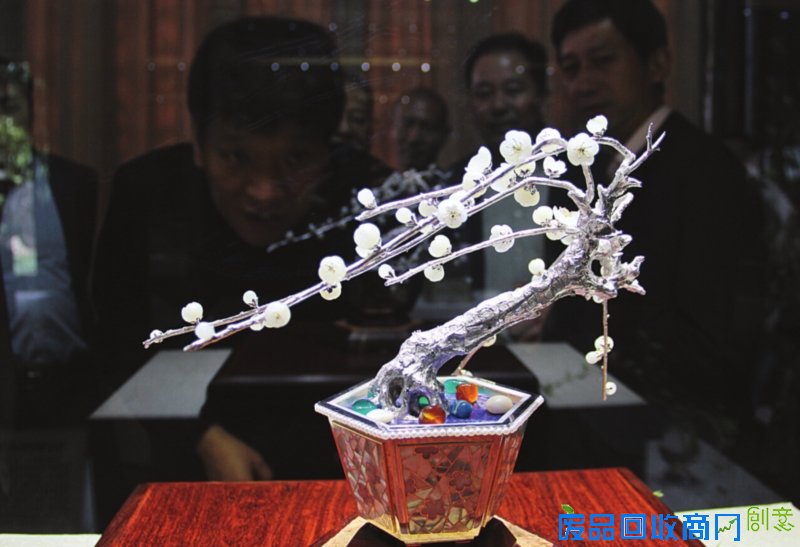 　　人们在参观珍宝镶嵌梅桩盆景《鹤舞》。