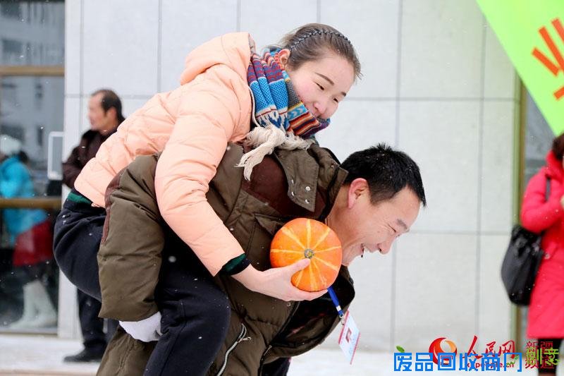 趣味运动会上进行的“大丰收”项目,男队员背着女队员搬运蔬菜和道具。何阳 摄