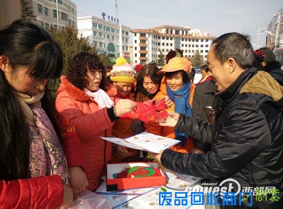 宜君县：浓浓年味火红春联窗花免费送群众