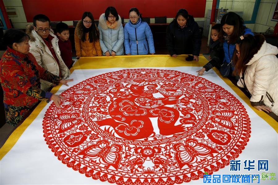 巧手剪“猴”喜迎新春