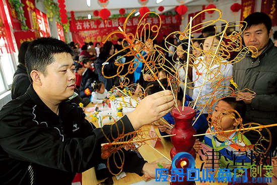 民俗荟萃迎新春 “非遗”糖画表演吸引众多孩子
