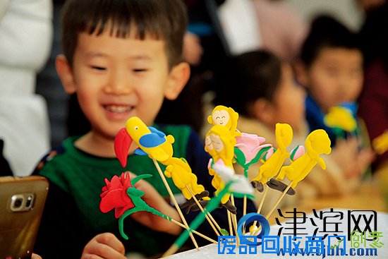 民俗荟萃迎新春 “非遗”糖画表演吸引众多孩子