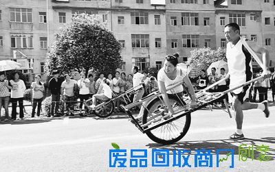 日前，江西高安市汪家圩乡举行2015年农民趣味运动会。扛米袋赛跑、自行车慢骑、插秧等趣味性比赛，吸引了来自全乡10个代表队的100多名农民参加。高安市在发展经济、改善民生的同时，着力丰富广大农民精神文化生活，树立农村新风貌，积蓄发展新动力。图为运动员在参加独轮车载人项目的角逐。