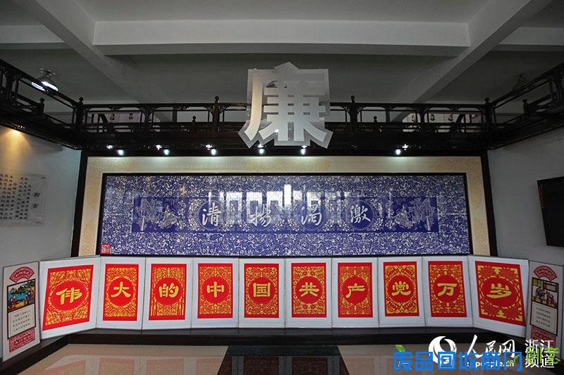 用手中的剪刀，剪出了心中的廉政世界。章勇涛 摄