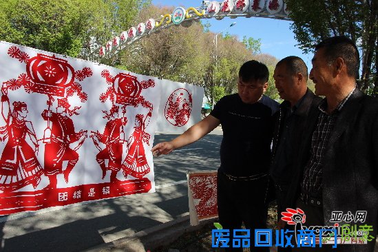 裕民县居民在欣赏艺术作品。