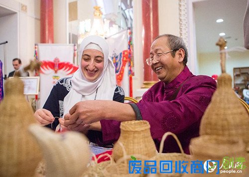 天津民间艺人莫斯科秀绝活儿 揭＂欢乐春节＂序幕