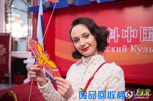 天津民间艺人莫斯科秀绝活儿 揭＂欢乐春节＂序幕