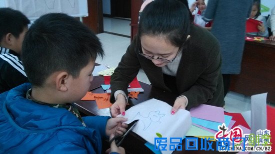 滨州众智社工剪纸活动进社区 与孩子们分享剪纸乐趣