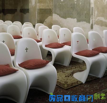 St. Bartholomew’s Church features Verner Panton chairs