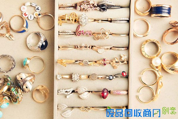 不会设计珠宝的辣妈不是好超模 米兰达可儿赢了！