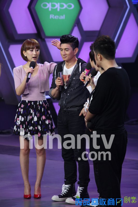 吴奇隆马苏《快乐大本营》牵手显暧昧 绯闻扑朔迷离