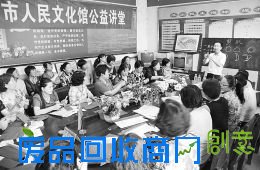 6月3日，河津市美术教师李为民在李家堡村讲解“转花灯”剪纸知识。“转花灯”是河津市僧楼一带独特的民间艺术，作为省级非物质文化遗产，距今已有1300多年的历史。