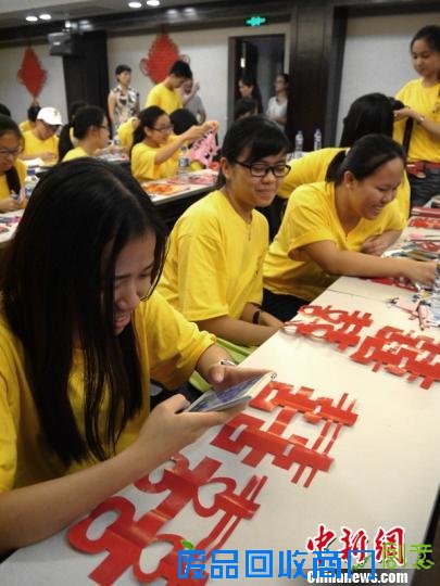 图为教室里的气氛格外“喜气”。　刘永良 摄