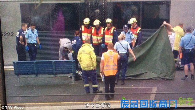 新人在铁轨上拍婚纱照逼停火车 被警方处罚(图)