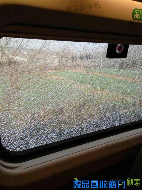 新人在铁轨上拍婚纱照逼停火车 被警方处罚(图)