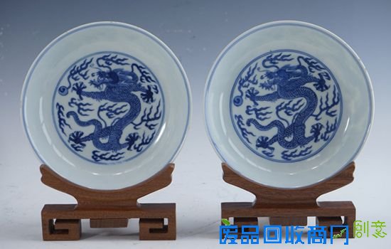 10.清道光（官）青花龙纹盘一对 款识：“大清道光年制”青花三行六字篆书款