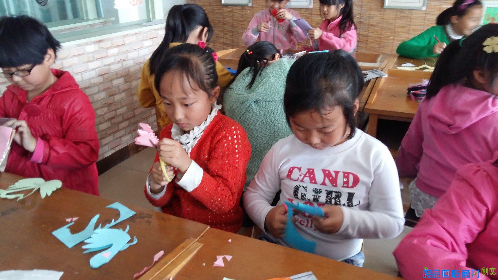 烟台开发区第六小学开展剪纸实践活动