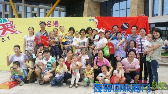 在欢笑中大伙儿再次合影，相约下次再会。广西新闻网记者 邓溪源摄