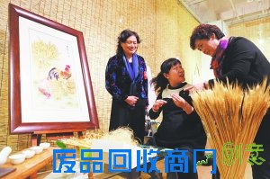 会展现场，手工艺人向观展市民展示秸绣工艺。 早报记者 高剑平 图