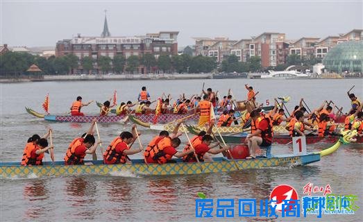 23g
松江区第七届端午龙舟赛举行。  邵剑平 摄