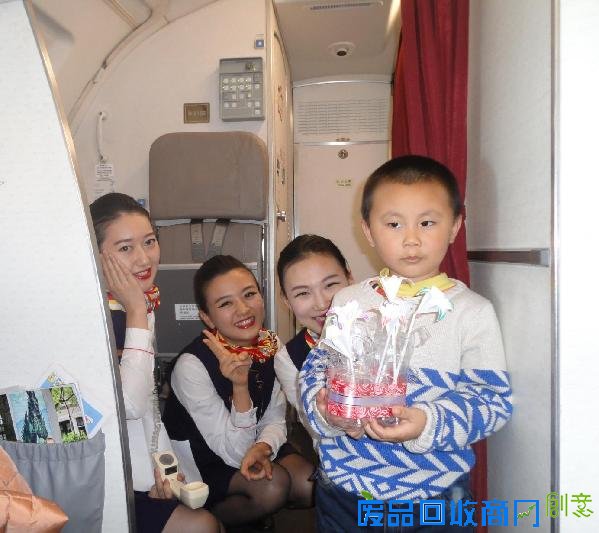 空姐DIY工艺品进客舱举办环保特色客舱活动