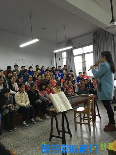 外国学生体验民族乐器 直呼弹琵琶太难
