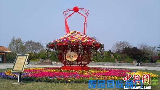 巨型牡丹花篮“盛放”洛阳1999朵手工陶瓷花组成