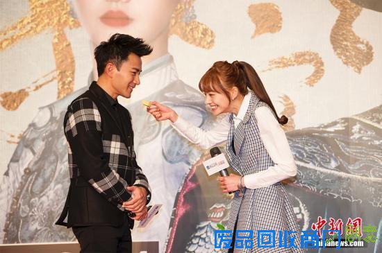 刘恺威心疼郑爽带腰伤拍戏 笑称杨幂不会吃醋