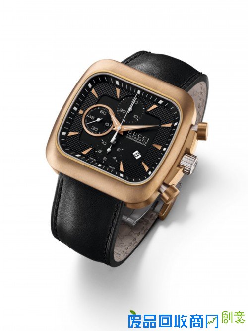 跟随张孝全的脚步，于优雅浪漫的米兰行走成为一道别致风景。在古典艺术浸染的意大利街头，感怀异乡的温情与惊喜。腕间的精制Gucci Bamboo手镯配饰，在黑白格调中更显沉淀与稳重，那不经意的一瞥足以触动我们的目光。