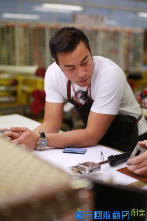 跟随张孝全的脚步，于优雅浪漫的米兰行走成为一道别致风景。在古典艺术浸染的意大利街头，感怀异乡的温情与惊喜。腕间的精制Gucci Bamboo手镯配饰，在黑白格调中更显沉淀与稳重，那不经意的一瞥足以触动我们的目光。