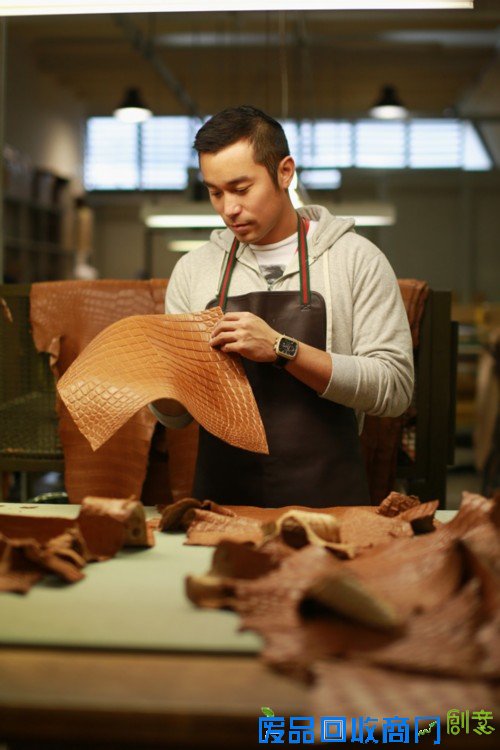 跟随张孝全的脚步，于优雅浪漫的米兰行走成为一道别致风景。在古典艺术浸染的意大利街头，感怀异乡的温情与惊喜。腕间的精制Gucci Bamboo手镯配饰，在黑白格调中更显沉淀与稳重，那不经意的一瞥足以触动我们的目光。